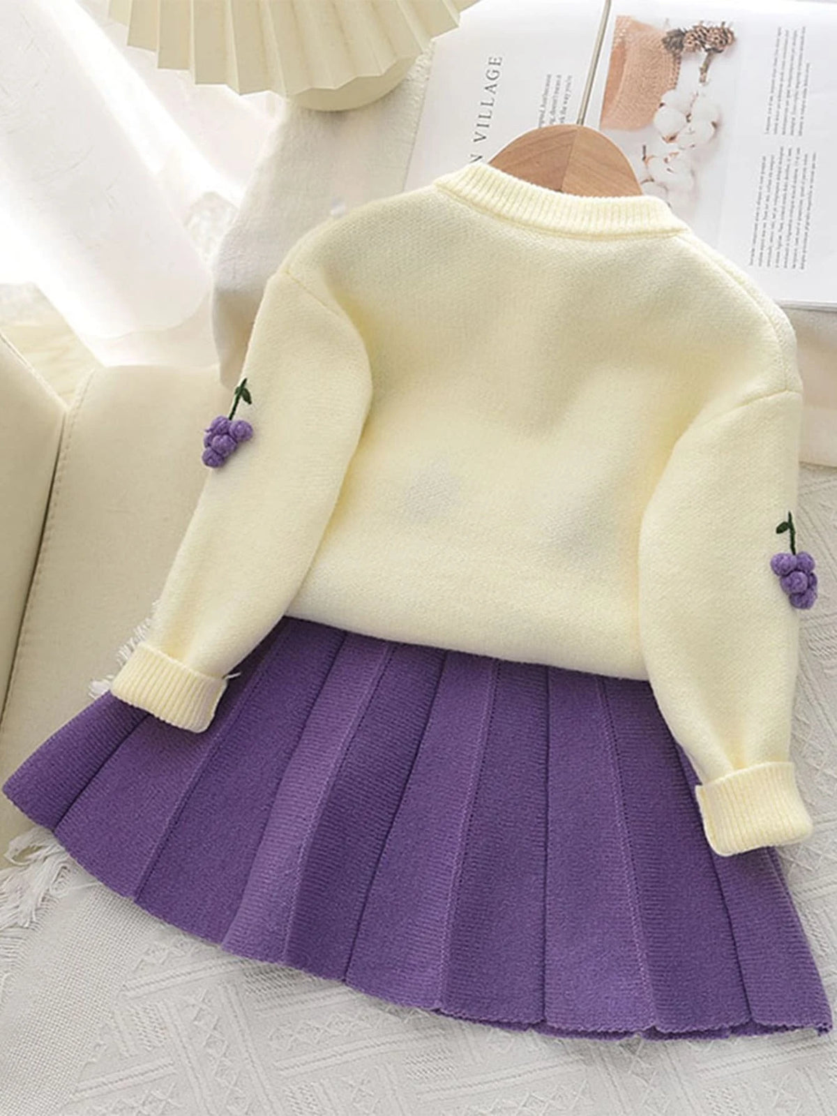 Ensemble 2 pièces pour fille : pull à pompons fruits et jupe plissée