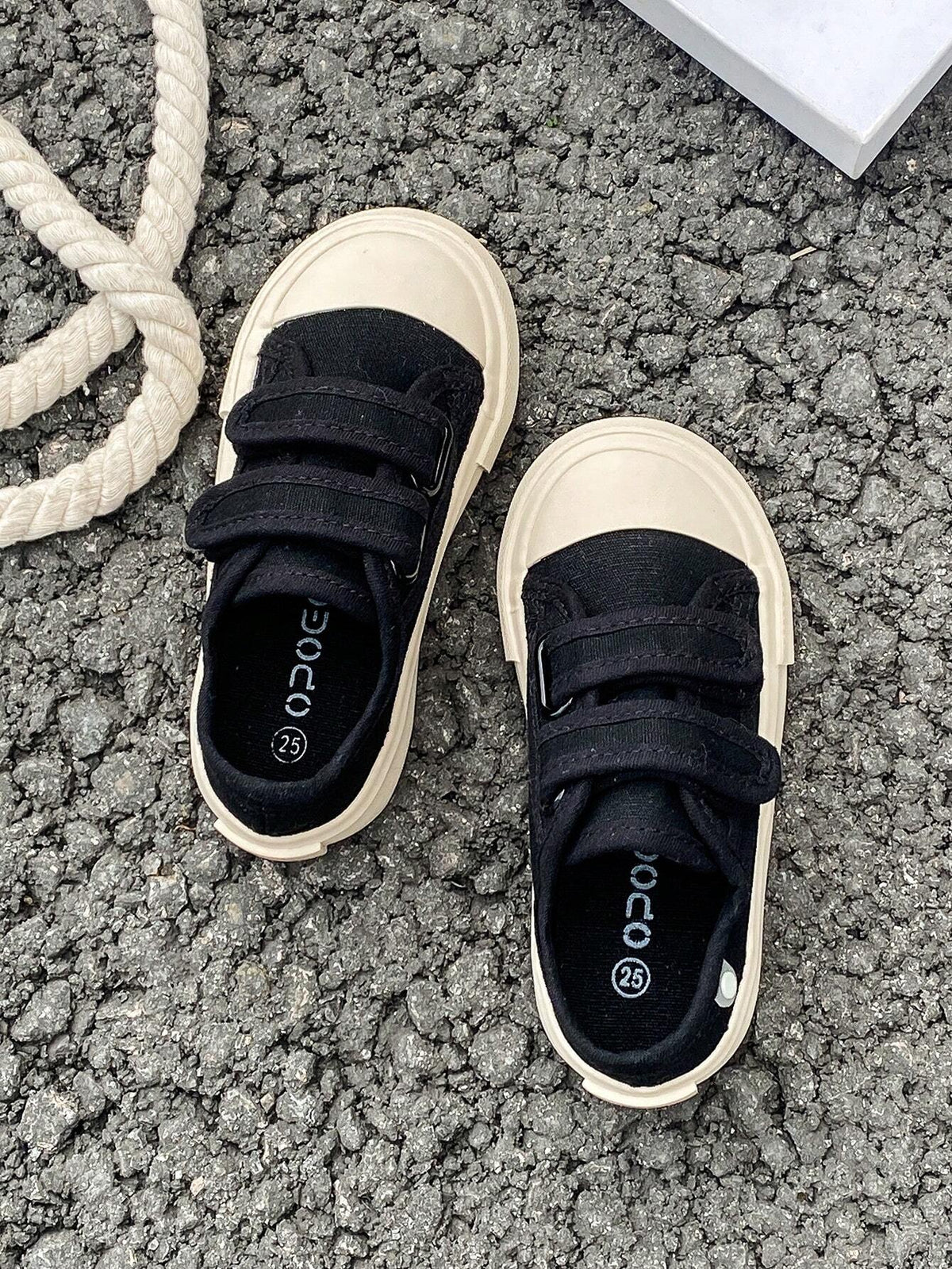 Chaussures basses classiques en toile Bambinoo x OPOEE Playful Pals pour enfants