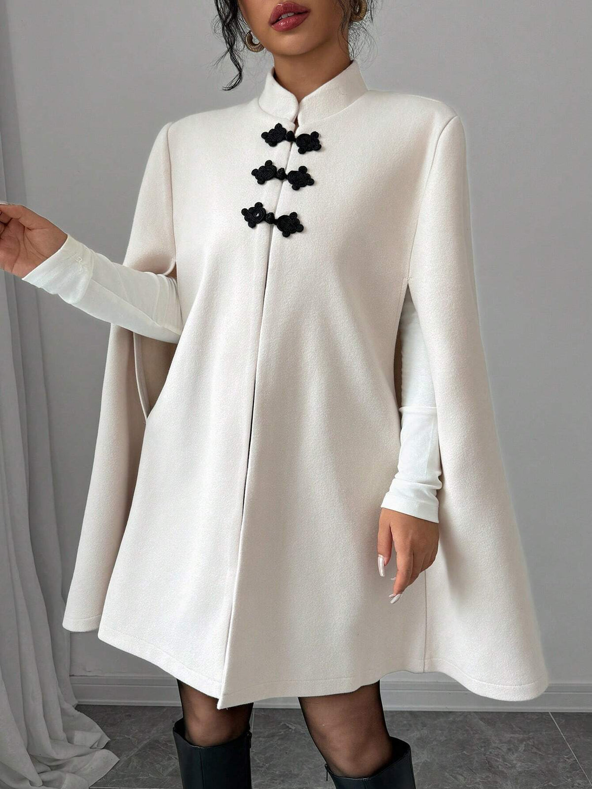 Manteau style cape à col montant et contrastes, couleur abricot, style chinois Elenzga