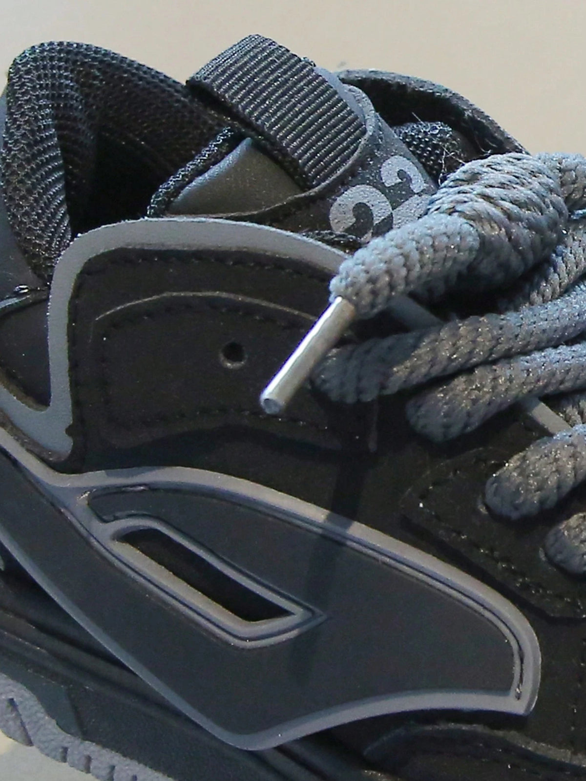 Baskets de sport à semelle épaisse et lacets croisés pour garçon