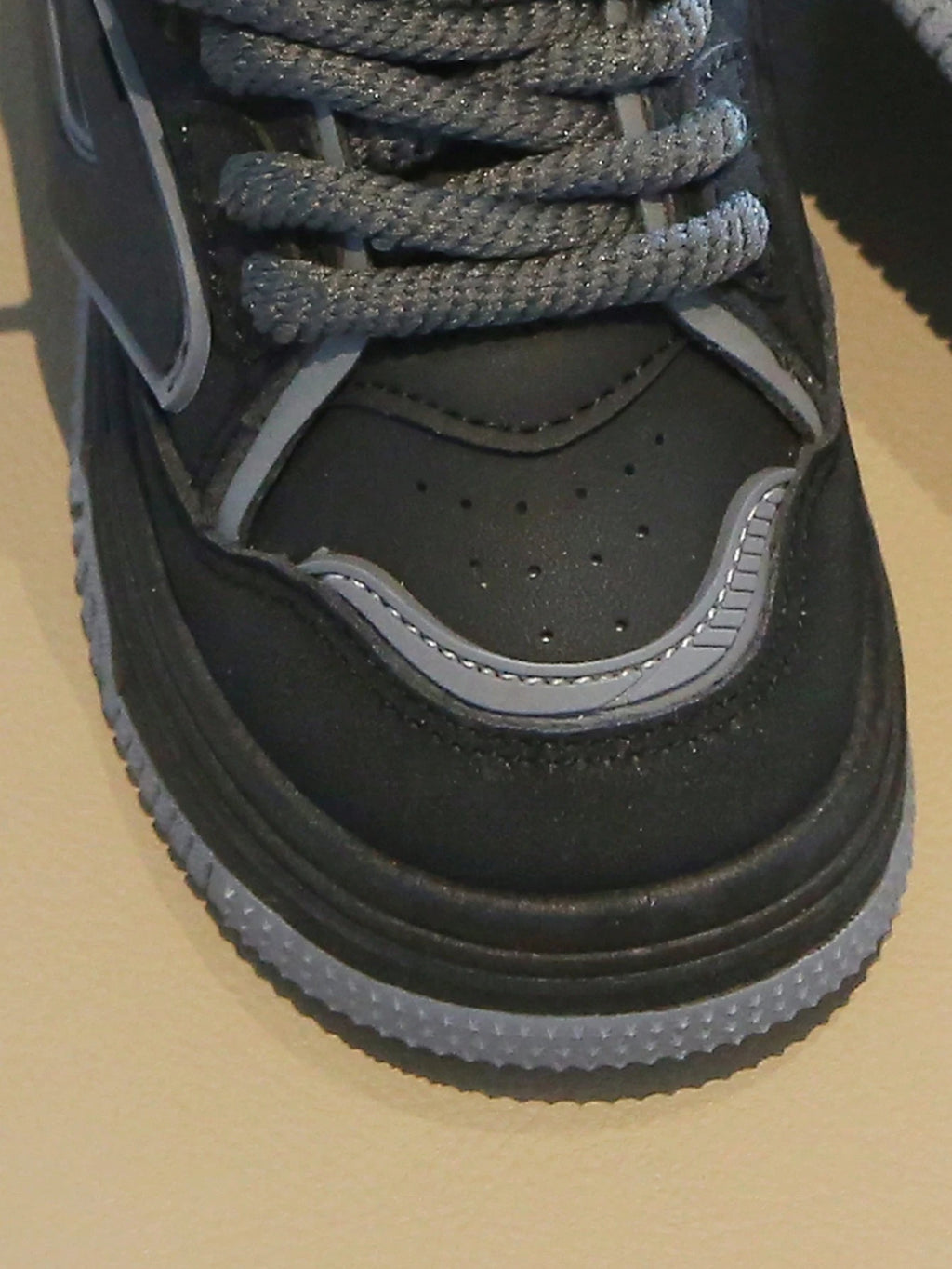 Baskets de sport à semelle épaisse et lacets croisés pour garçon