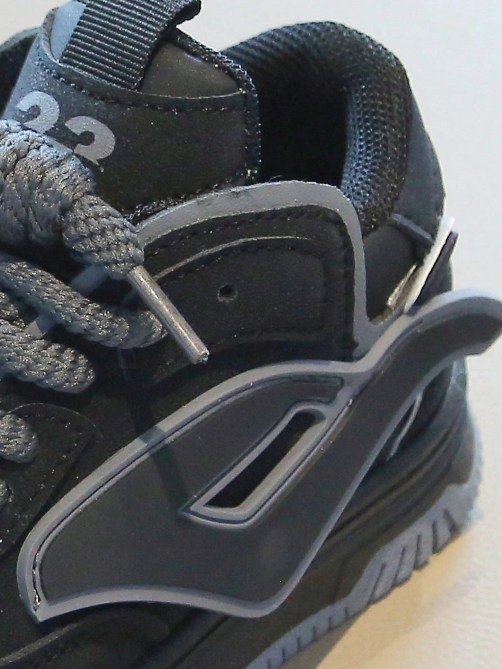 Baskets de sport à semelle épaisse et lacets croisés pour garçon
