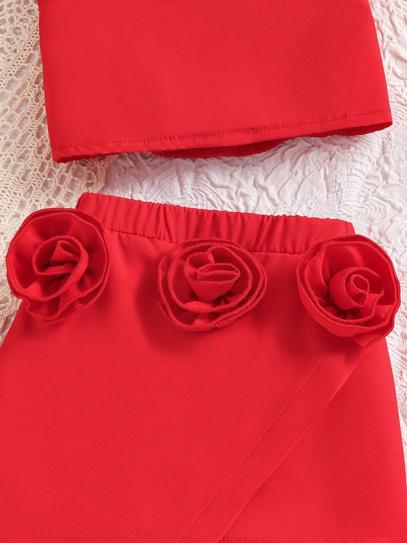Ensemble 2 pièces bébé fille t-shirt sans manches fleuri boutonné et jupe rouge
