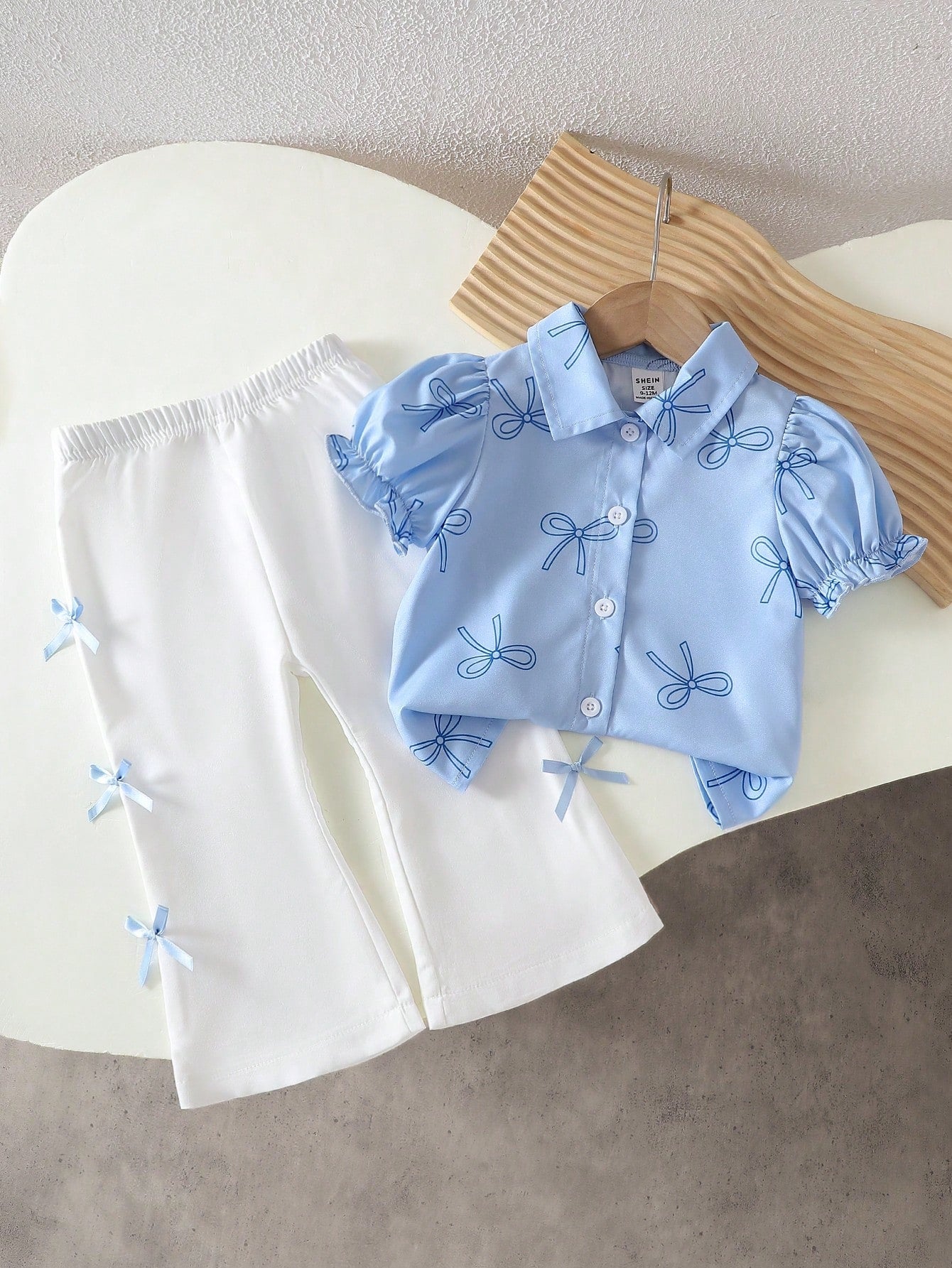 SHEIN Ensemble Filles Chemise à Nœud et Pantalon Blanc Motifs Bleus