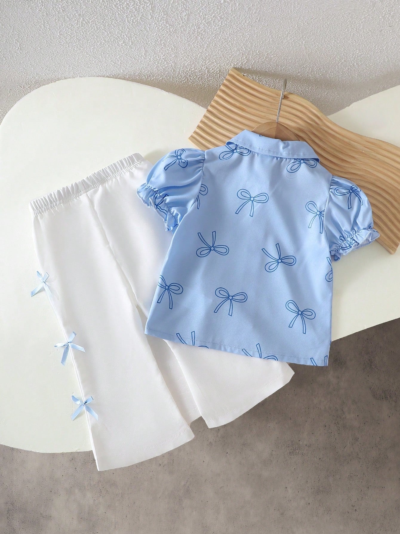 SHEIN Ensemble Filles Chemise à Nœud et Pantalon Blanc Motifs Bleus