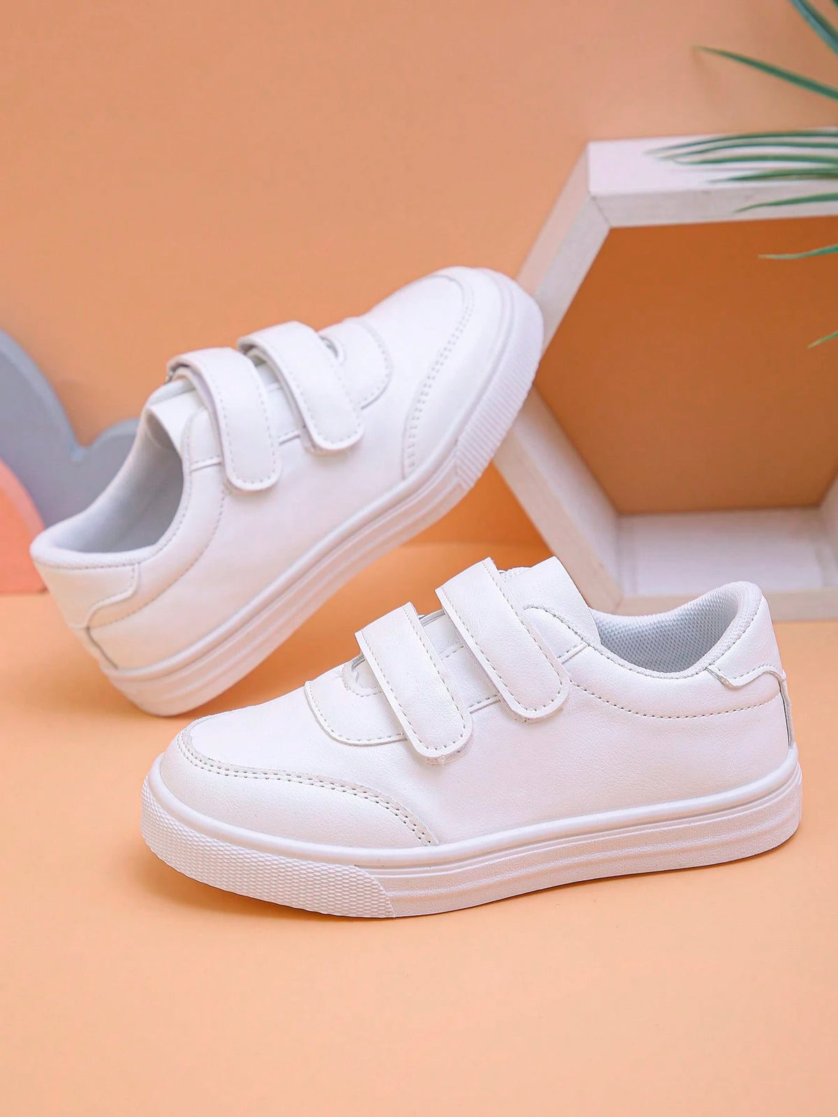 Baskets blanches à scratch Bambinoo x Playful Pals pour enfants pour la rentrée scolaire