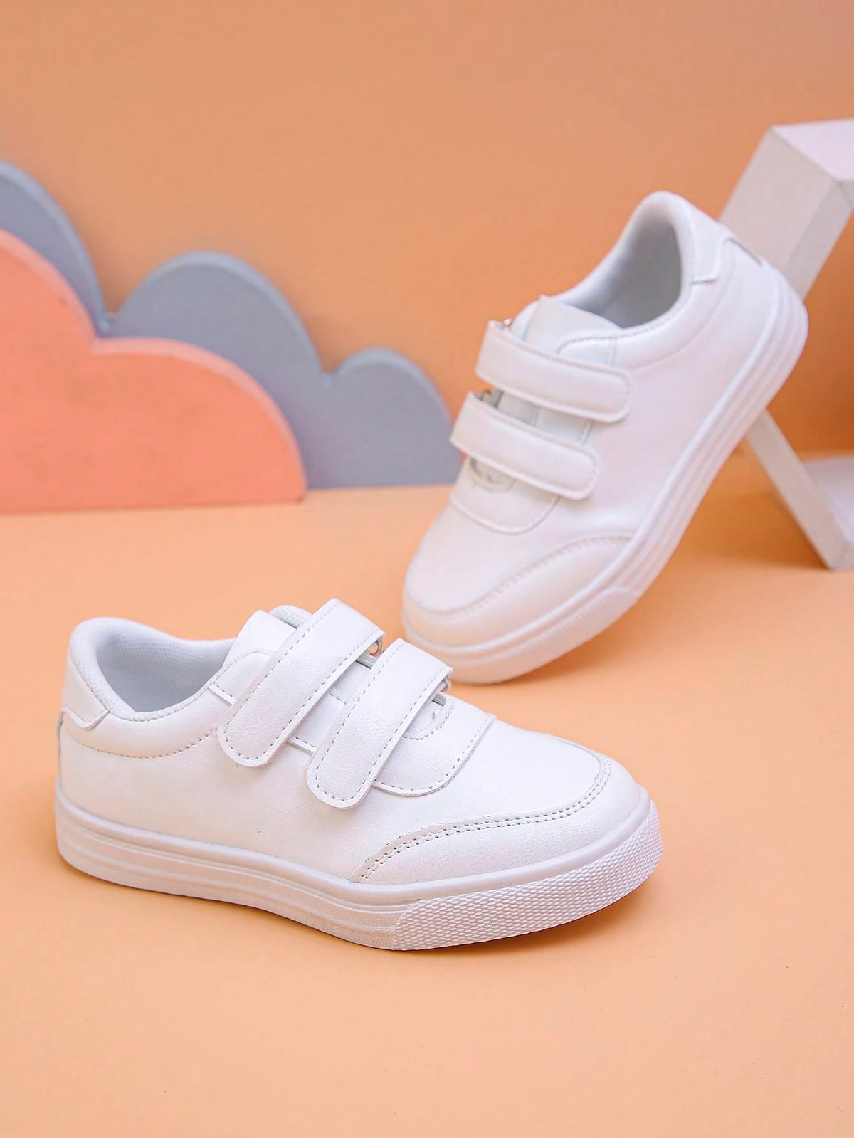 Baskets blanches à scratch Bambinoo x Playful Pals pour enfants pour la rentrée scolaire