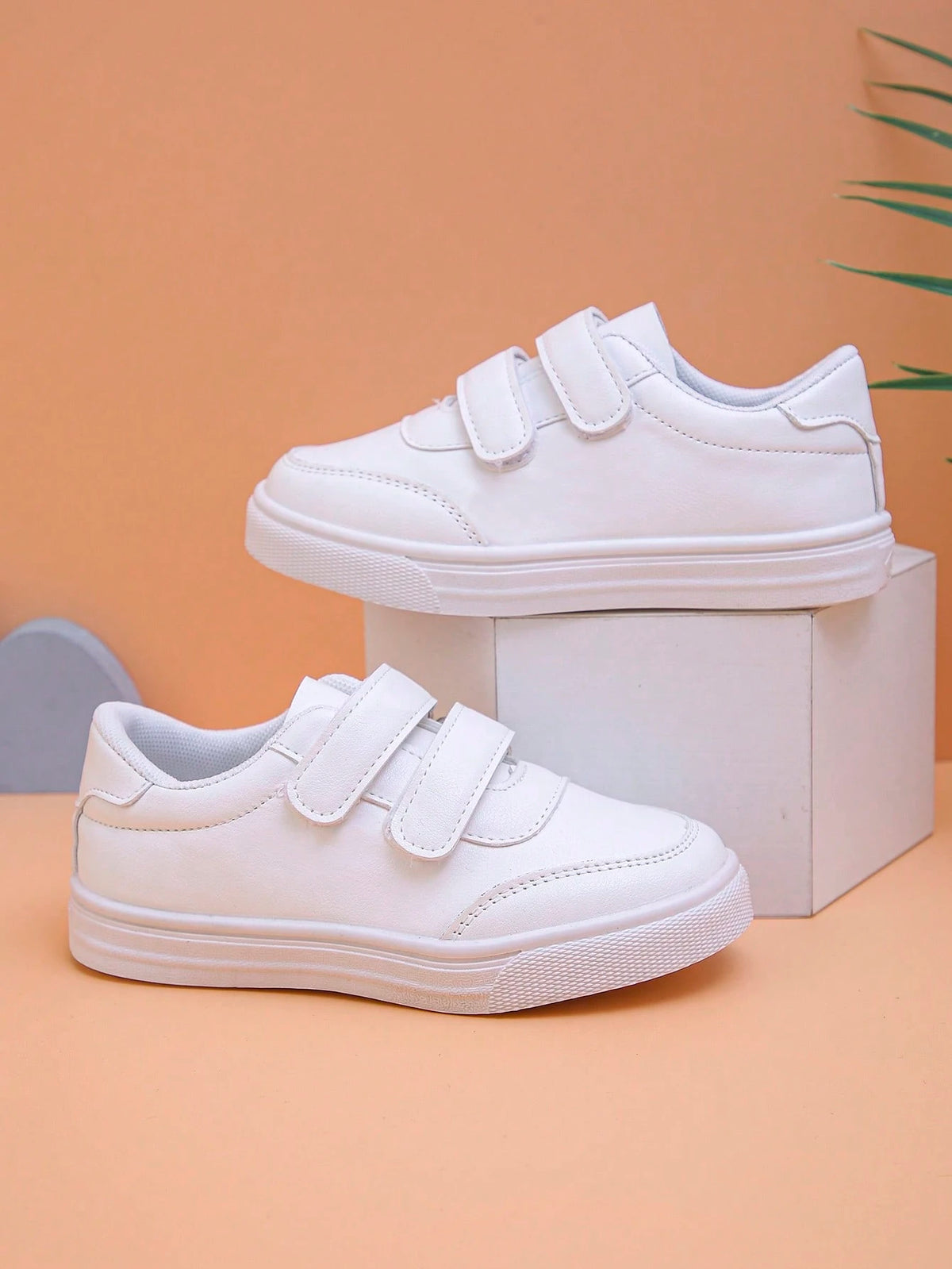Baskets blanches à scratch Bambinoo x Playful Pals pour enfants pour la rentrée scolaire