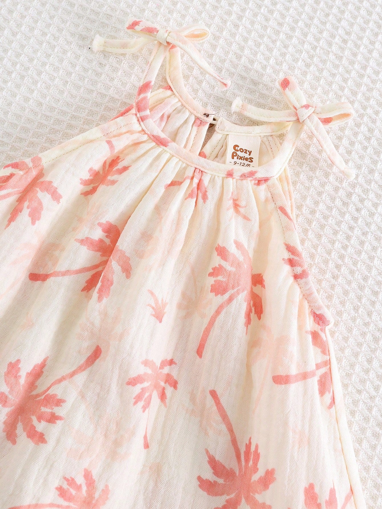 Robe d'été décontractée sans manches Bambinoo x Cozy Pixies pour bébé fille avec imprimé floral et plantes tropicales