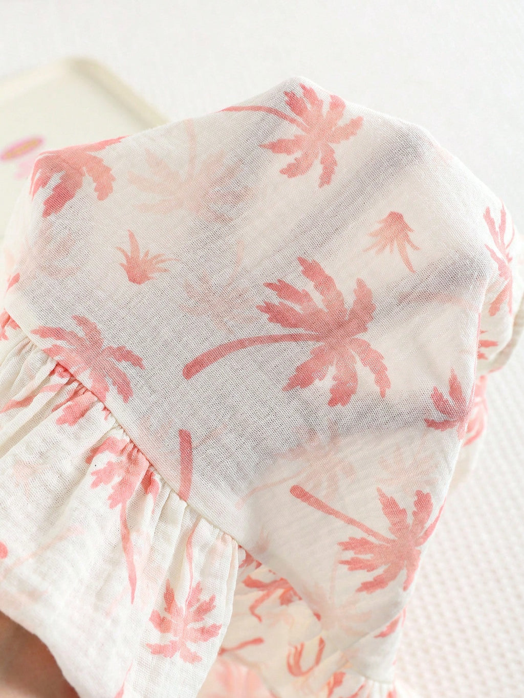 Robe d'été décontractée sans manches Bambinoo x Cozy Pixies pour bébé fille avec imprimé floral et plantes tropicales