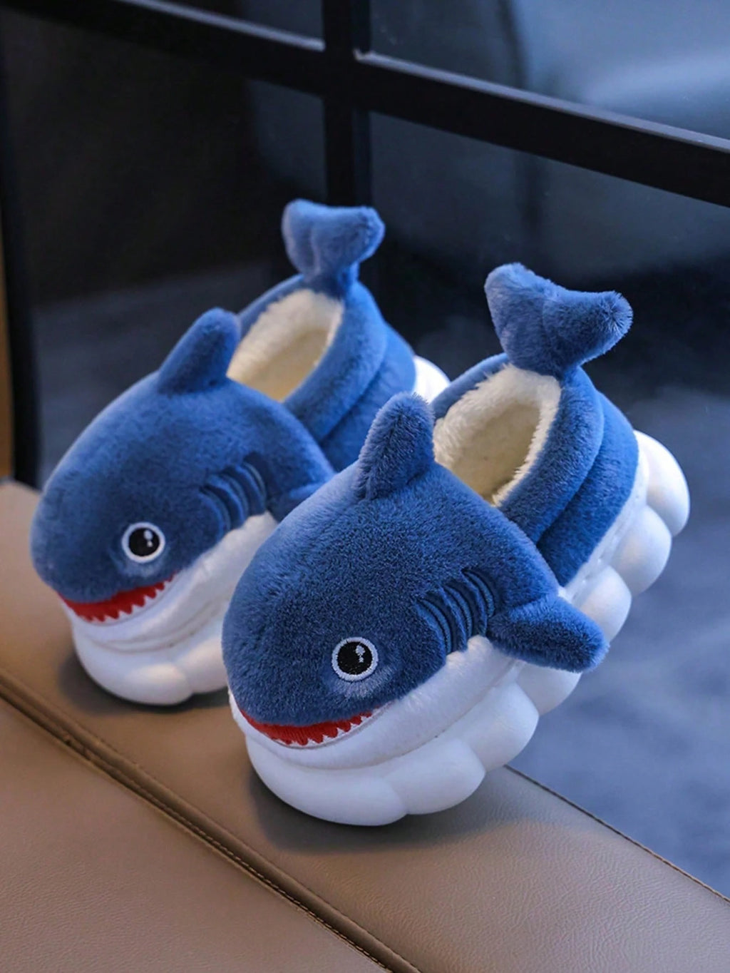 Chaussons d'intérieur en peluche Requin Bambinoo x Playful Pals pour enfants