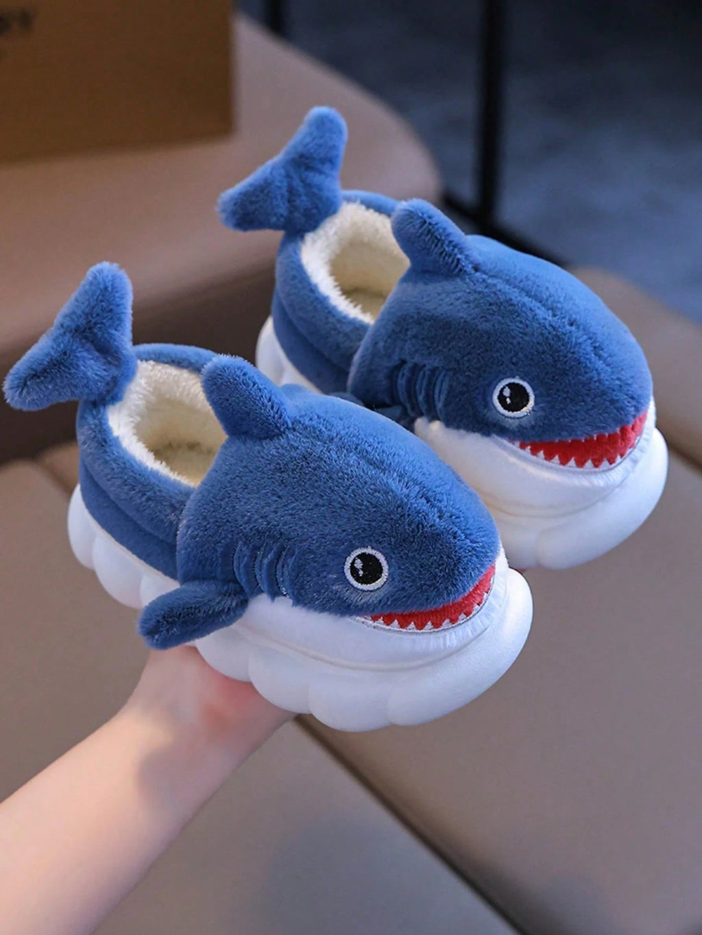 Chaussons d'intérieur en peluche Requin Bambinoo x Playful Pals pour enfants