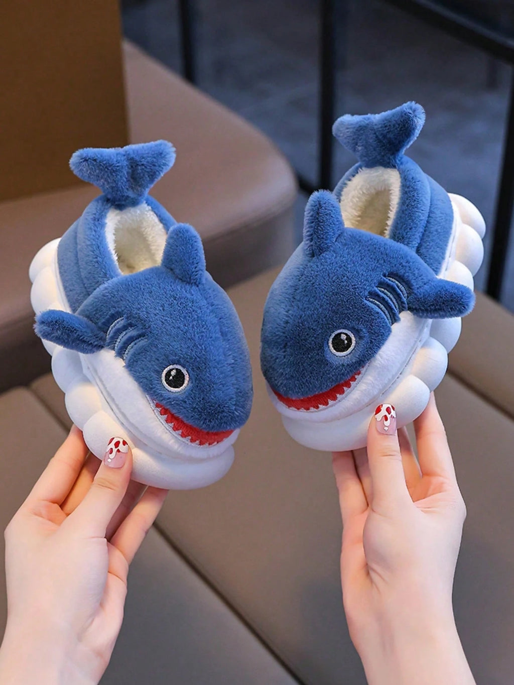 Chaussons d'intérieur en peluche Requin Bambinoo x Playful Pals pour enfants