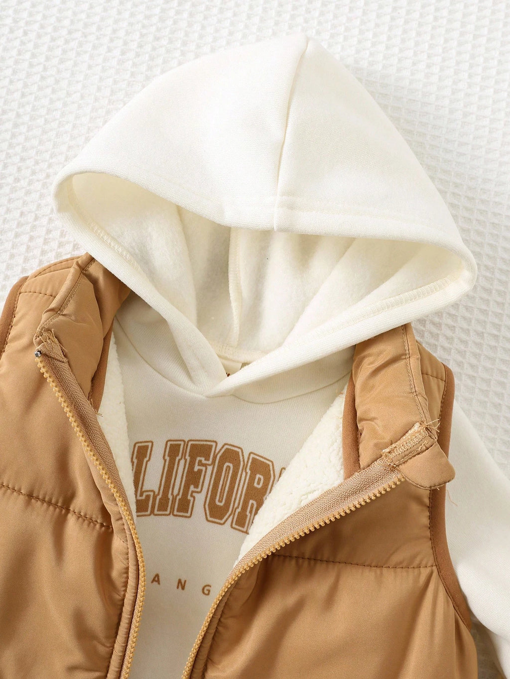 Ensemble 3 pièces Cozy Pixies pour bébé garçon : sweat à capuche, gilet et pantalon imprimés, couleur abricot