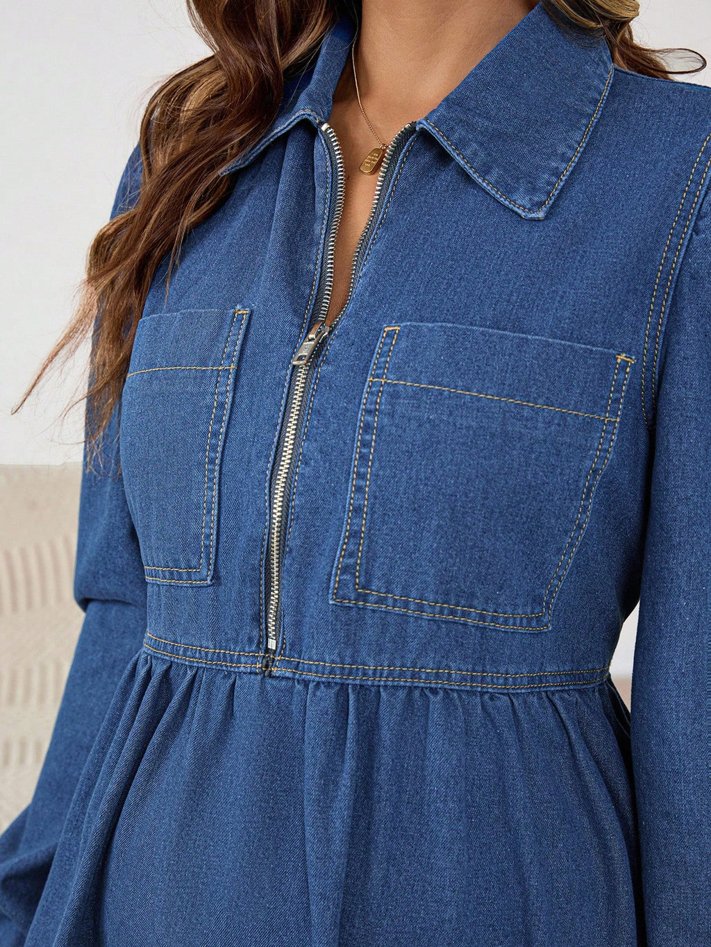 Robe longue en jean de maternité bleu marine à col zippé