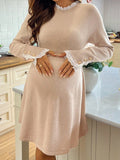 Robe pull de maternité trapèze en maille avec empiècements en dentelle abricot