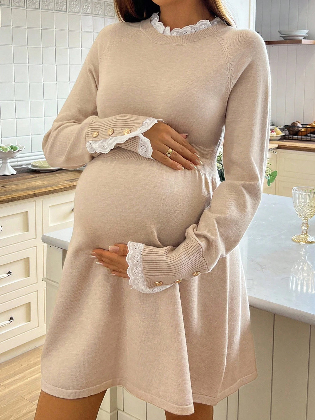 Robe pull de maternité trapèze en maille avec empiècements en dentelle abricot