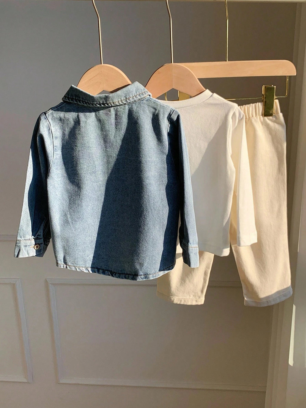 Ensemble veste en jean, t-shirt et pantalon ourson Bambinoo x Playful Pals pour garçons