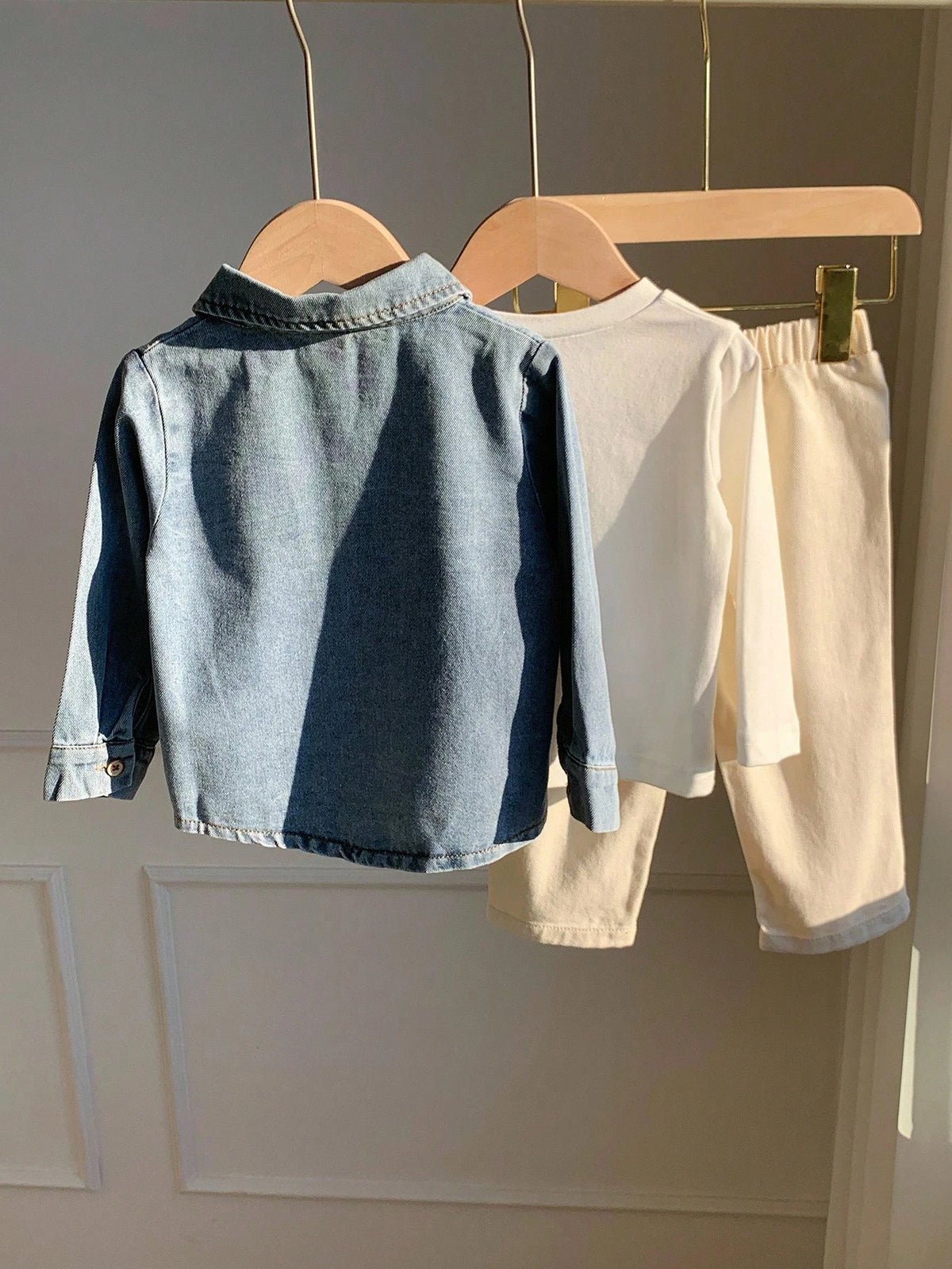 Ensemble veste en jean, t-shirt et pantalon ourson Bambinoo x Playful Pals pour garçons