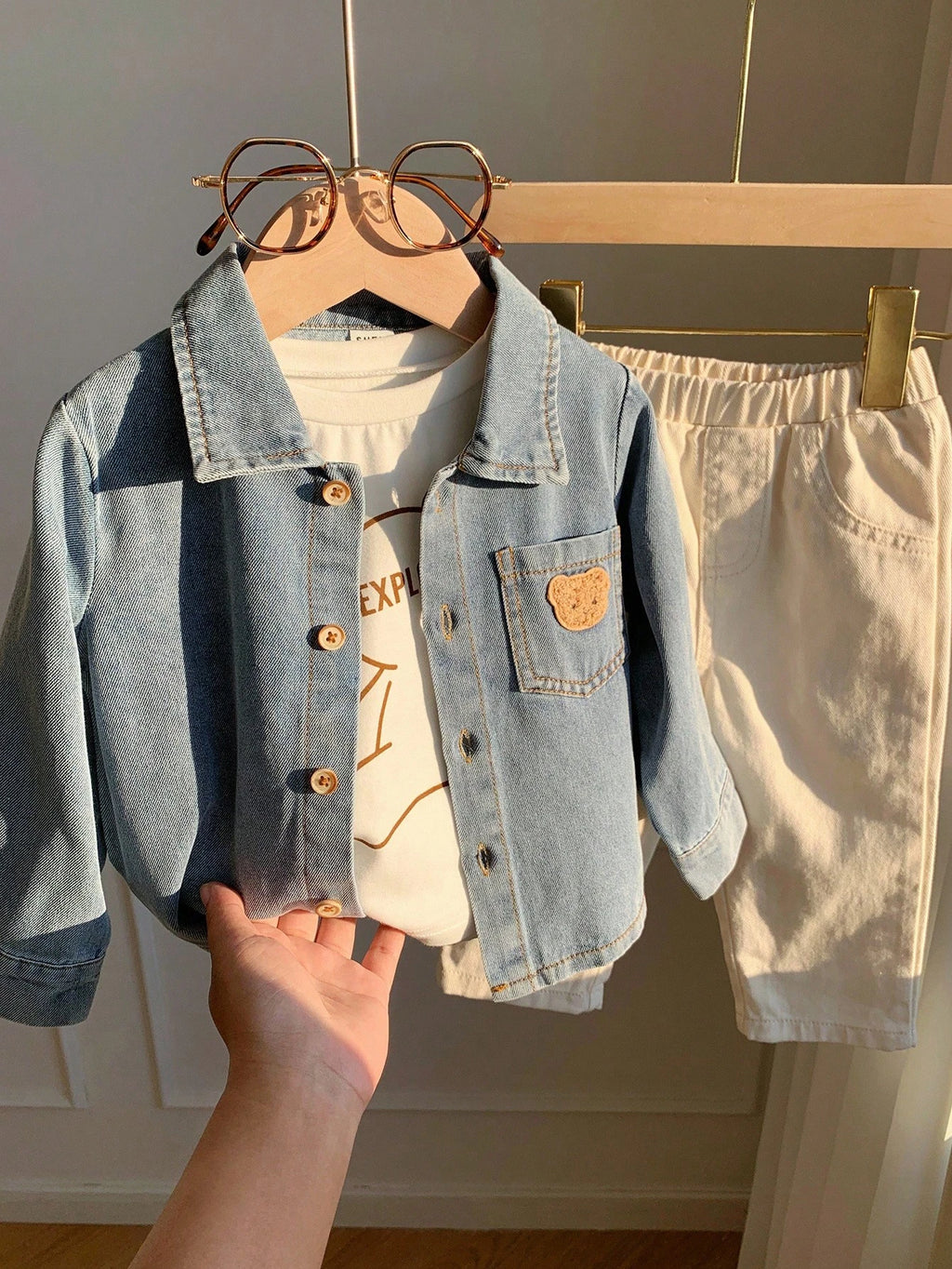 Ensemble veste en jean, t-shirt et pantalon ourson Bambinoo x Playful Pals pour garçons