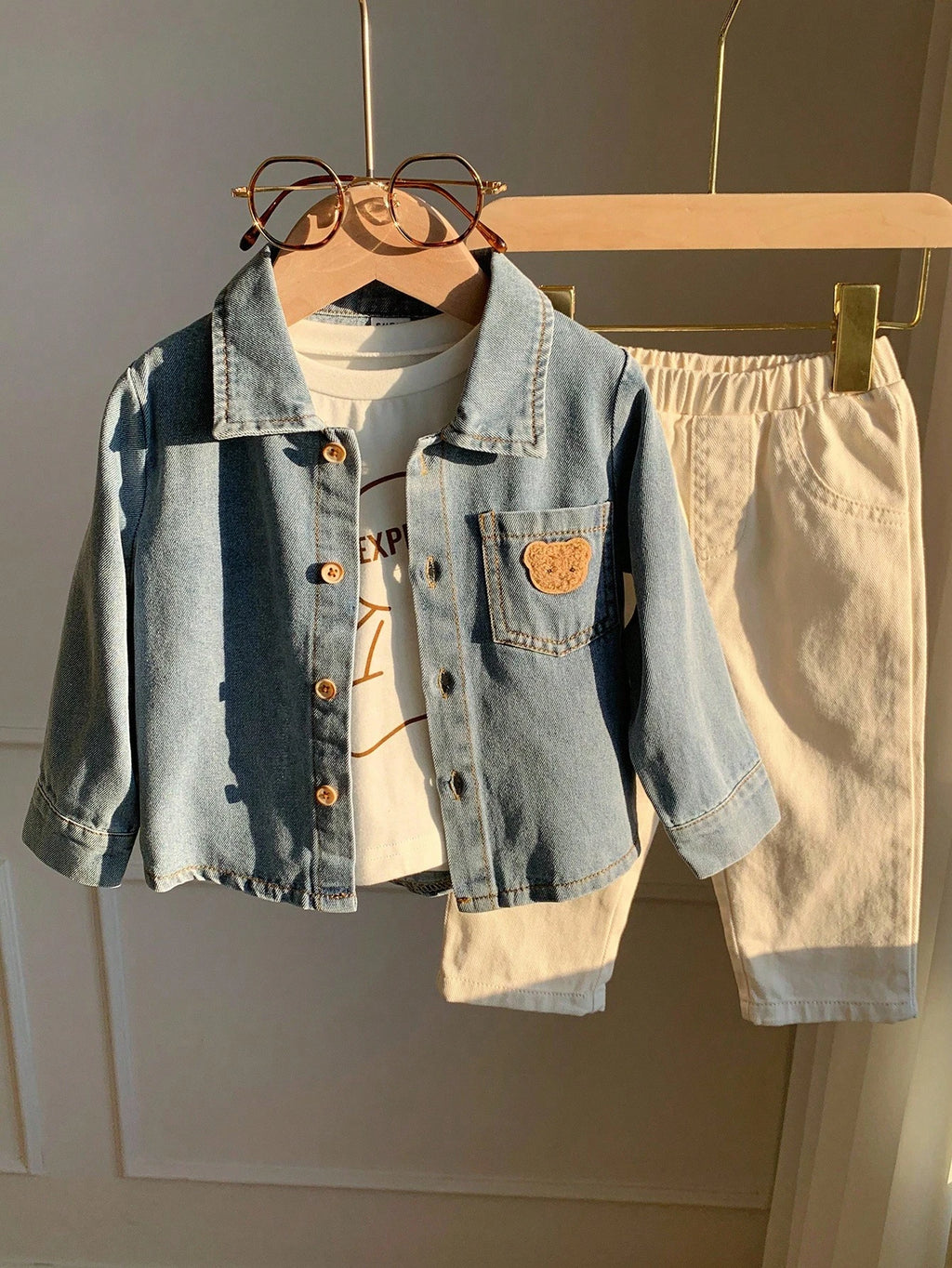 Ensemble veste en jean, t-shirt et pantalon ourson Bambinoo x Playful Pals pour garçons