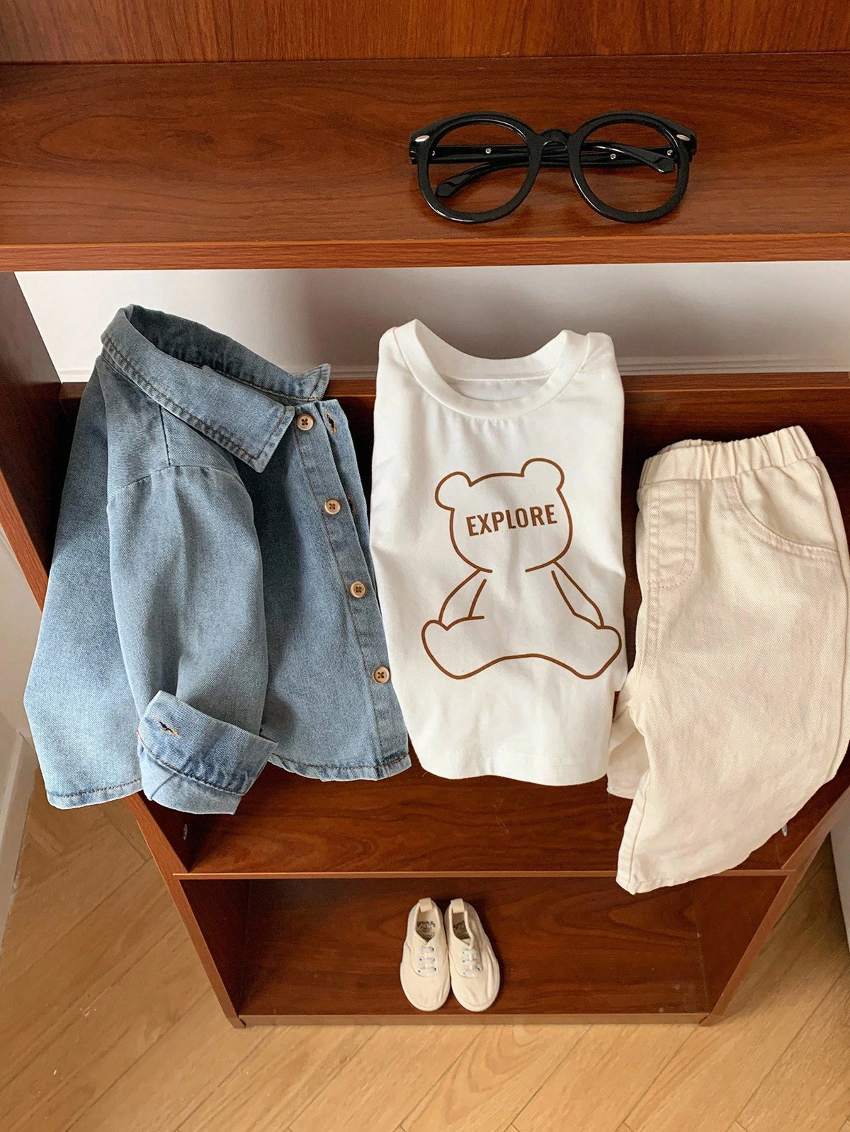 Ensemble veste en jean, t-shirt et pantalon ourson Bambinoo x Playful Pals pour garçons