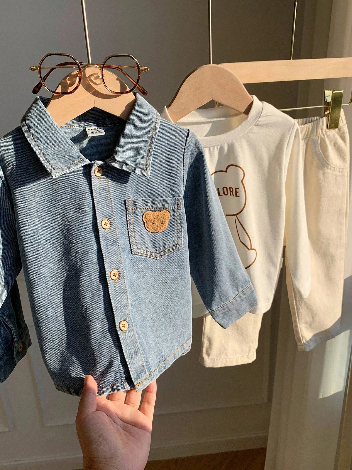 Ensemble veste en jean, t-shirt et pantalon ourson Bambinoo x Playful Pals pour garçons