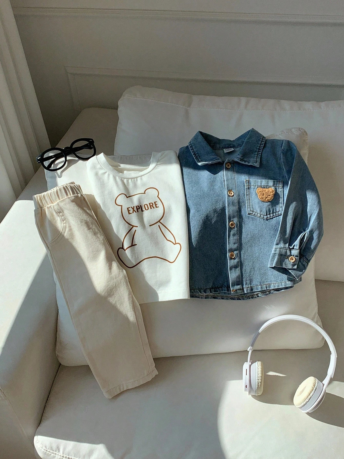 Ensemble veste en jean, t-shirt et pantalon ourson Bambinoo x Playful Pals pour garçons