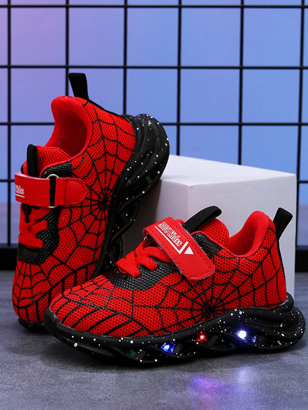 Bambinoo x MGO Baskets en maille lumineuses motif toile d'araignée pour garçons Playful Pals