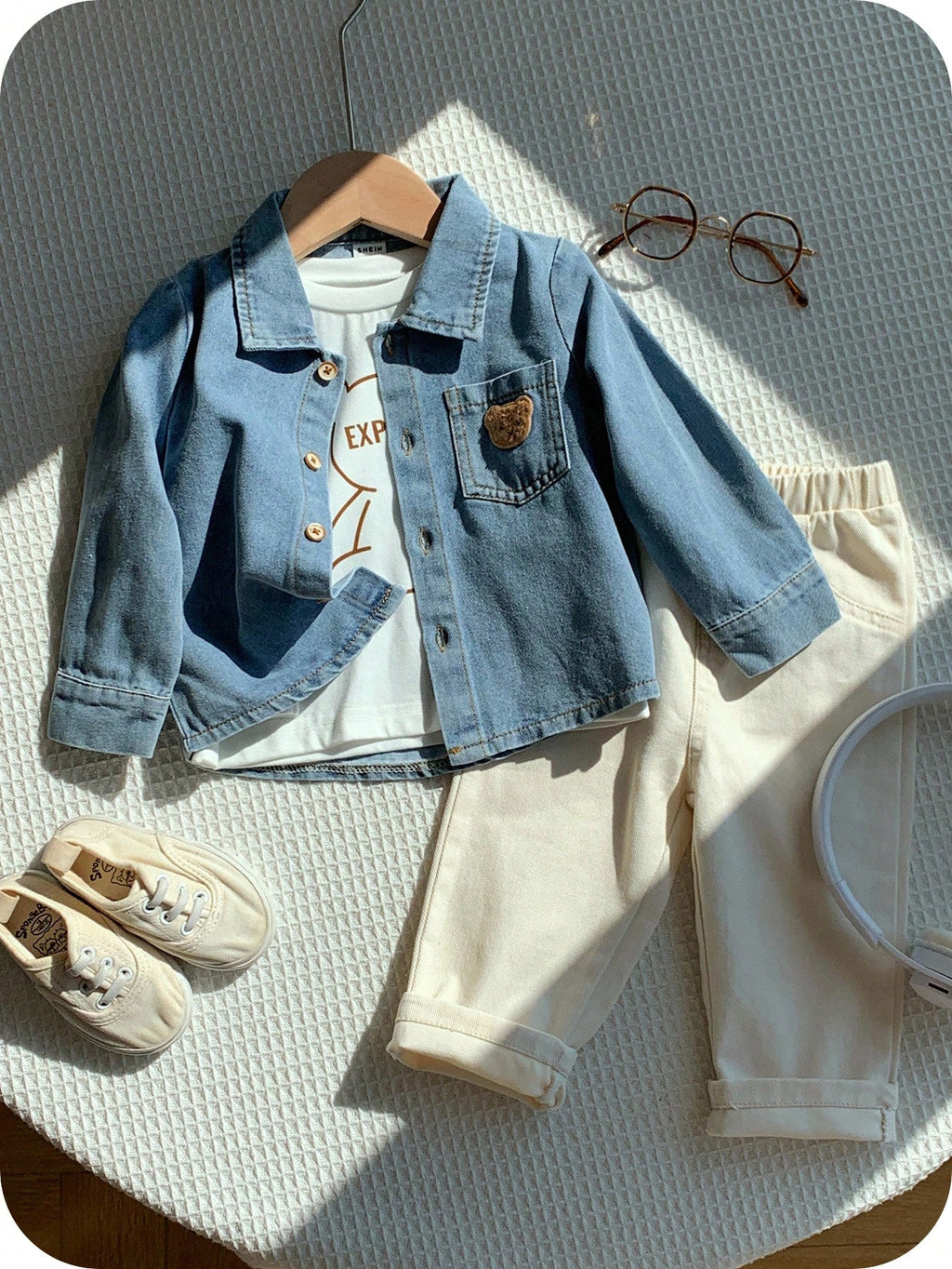 Ensemble veste en jean, t-shirt et pantalon ourson Bambinoo x Playful Pals pour garçons