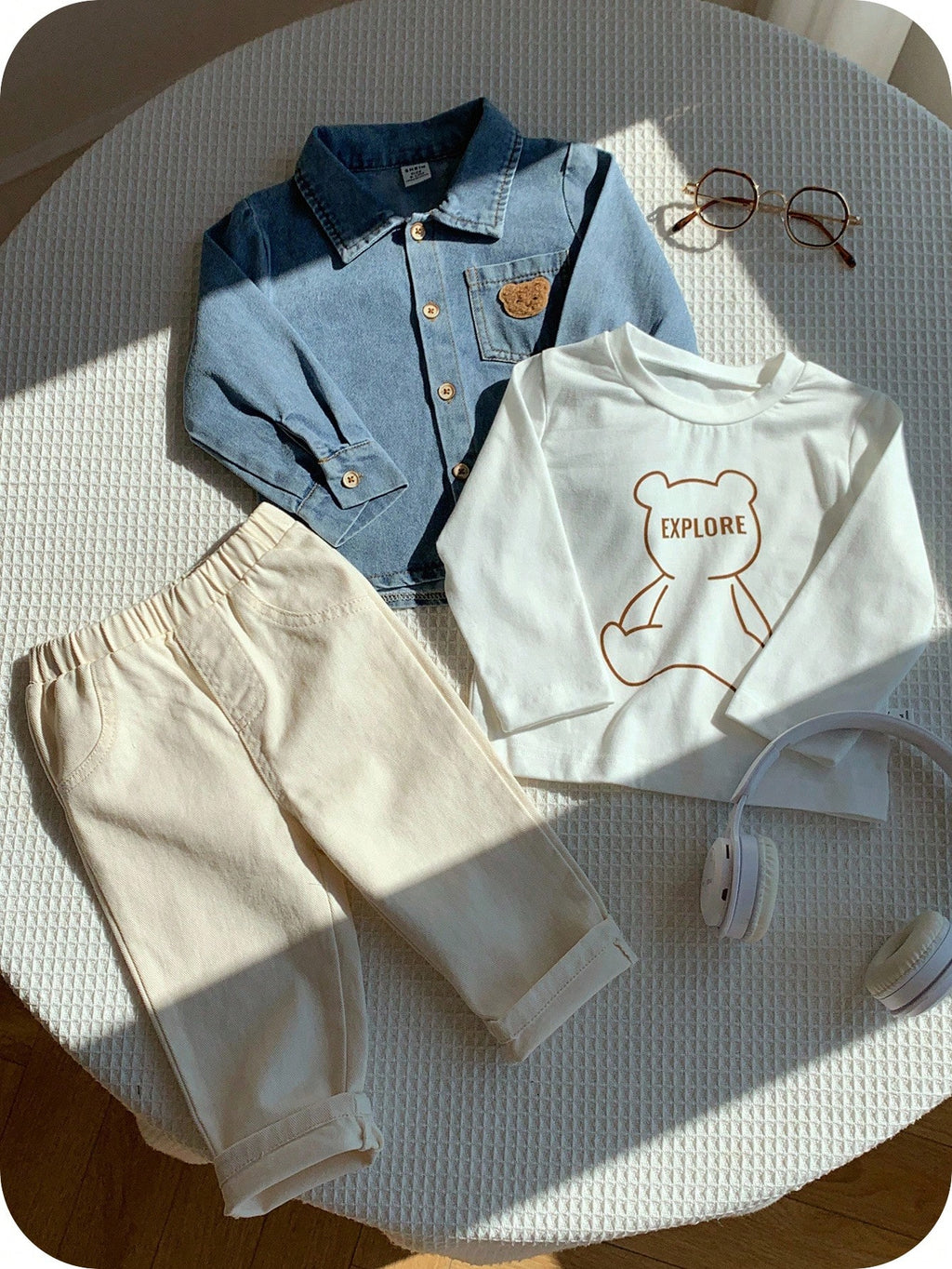 Ensemble veste en jean, t-shirt et pantalon ourson Bambinoo x Playful Pals pour garçons