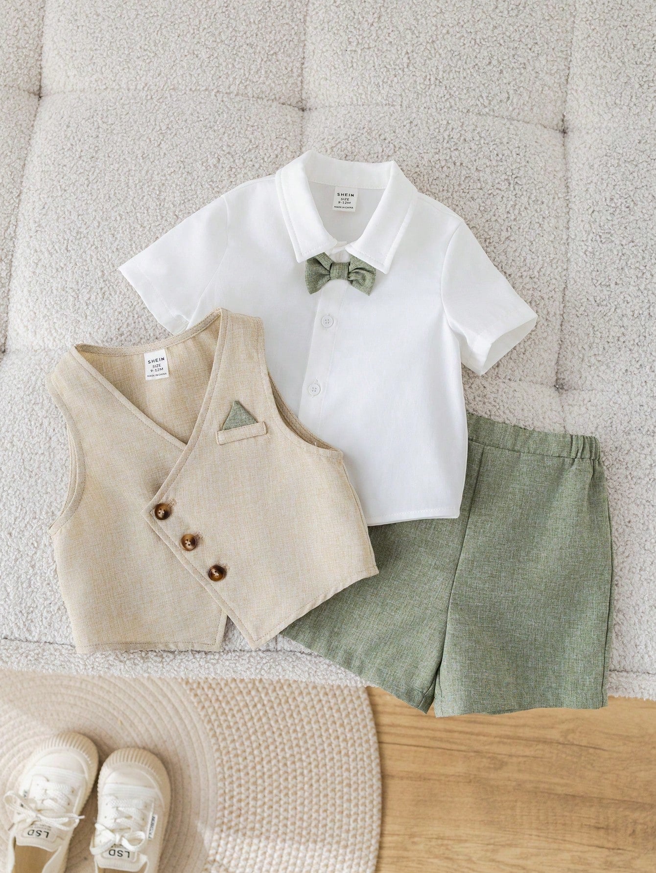 Ensemble 3 pièces formel pour bébé garçon SHEIN avec gilet, chemise, short et nœud papillon