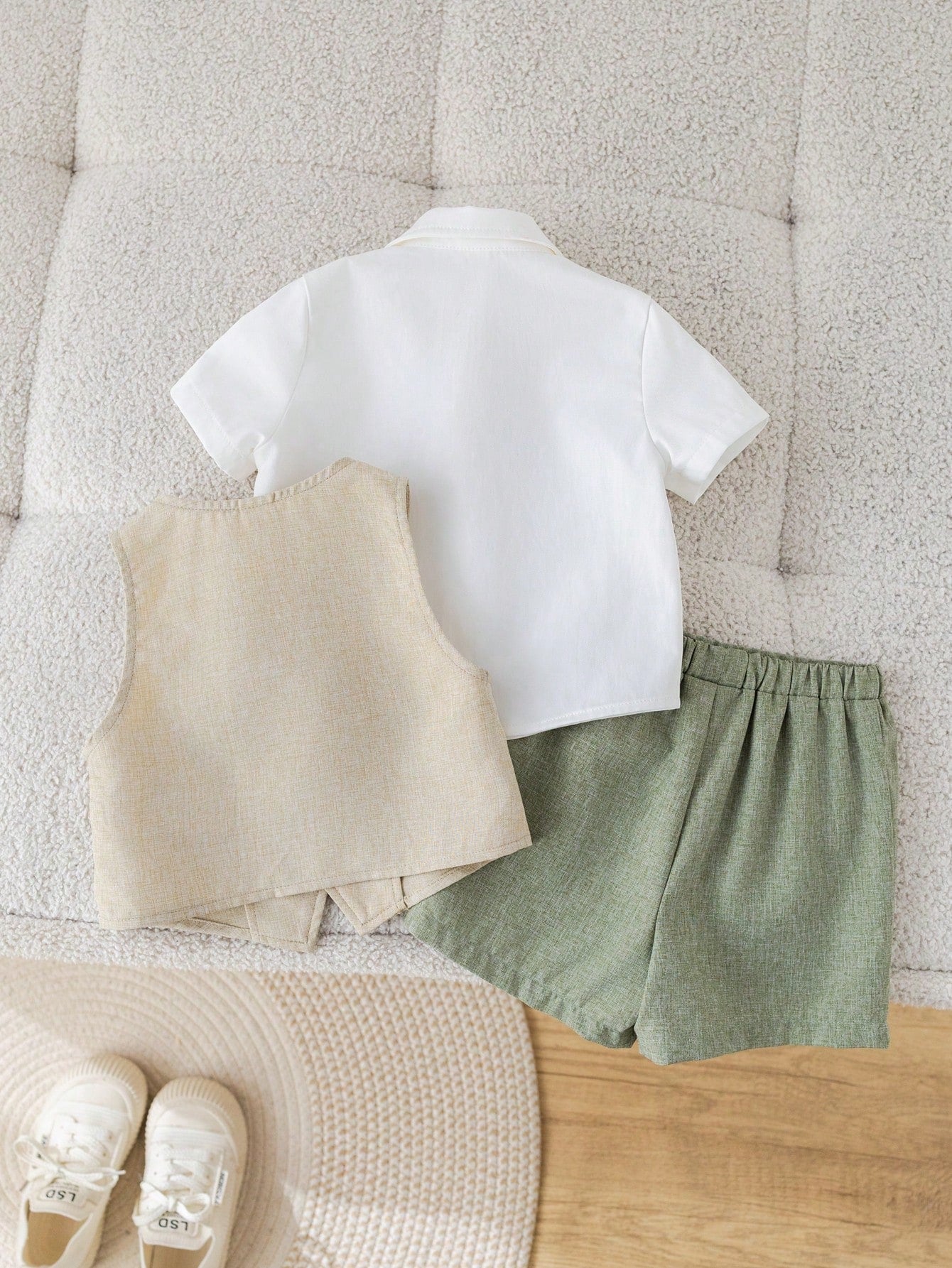 Ensemble 3 pièces formel pour bébé garçon SHEIN avec gilet, chemise, short et nœud papillon