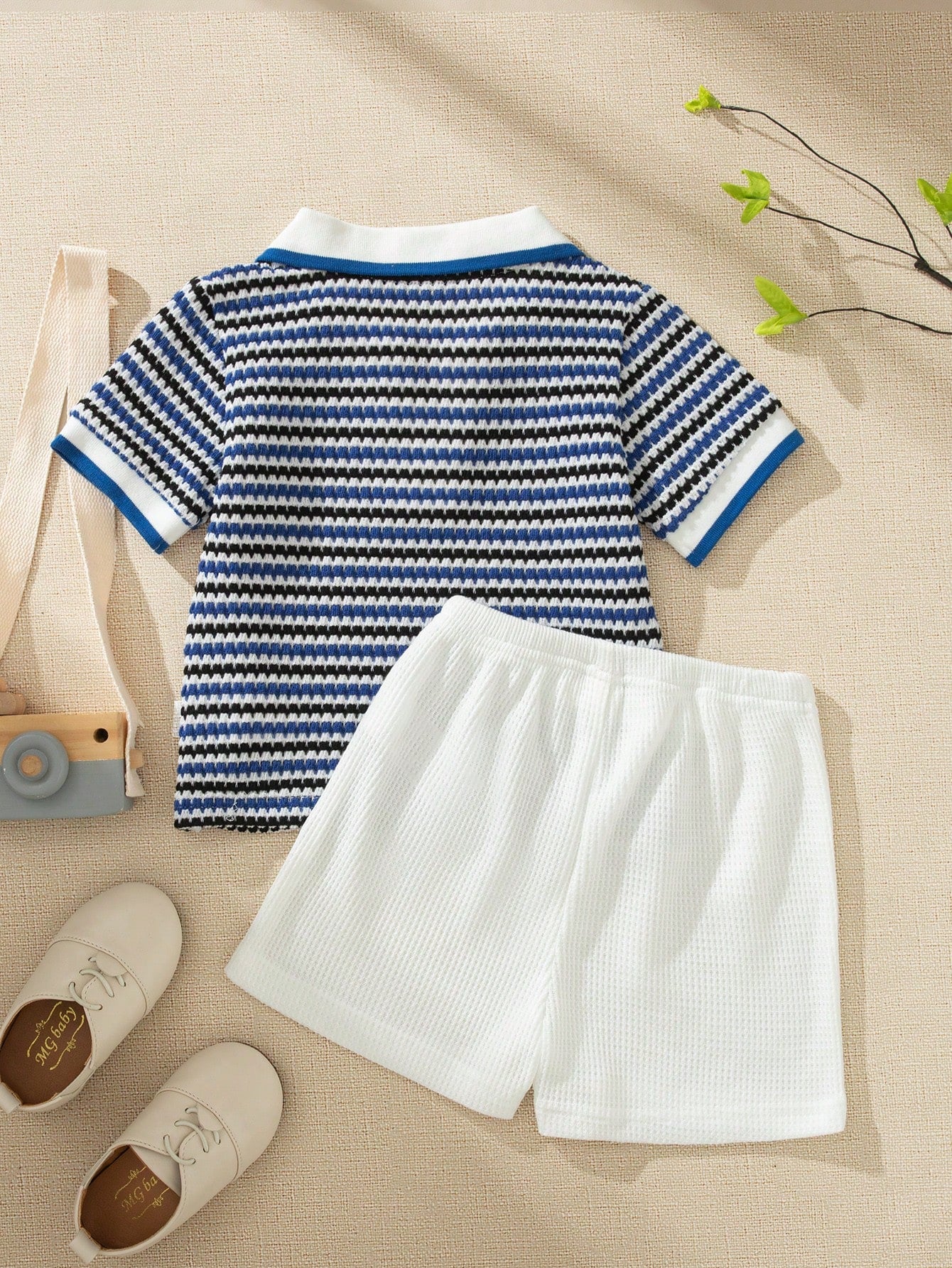 Ensemble pour petit garçon Souflis avec col en V et revers, rayures abricot, bleues et blanches
