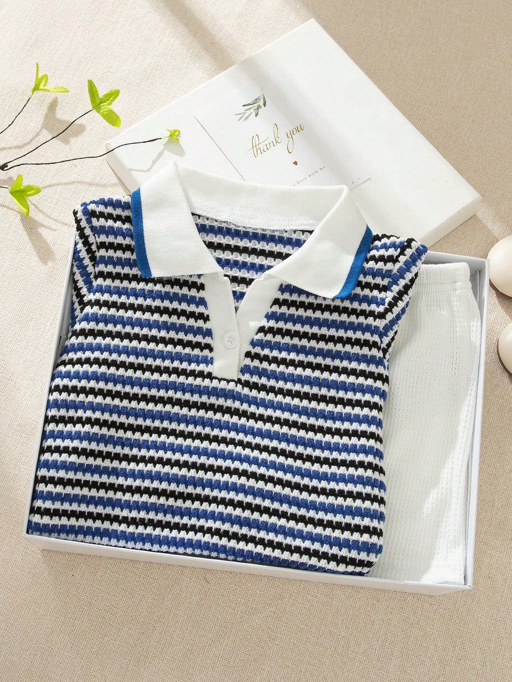 Ensemble pour petit garçon Souflis avec col en V et revers, rayures abricot, bleues et blanches