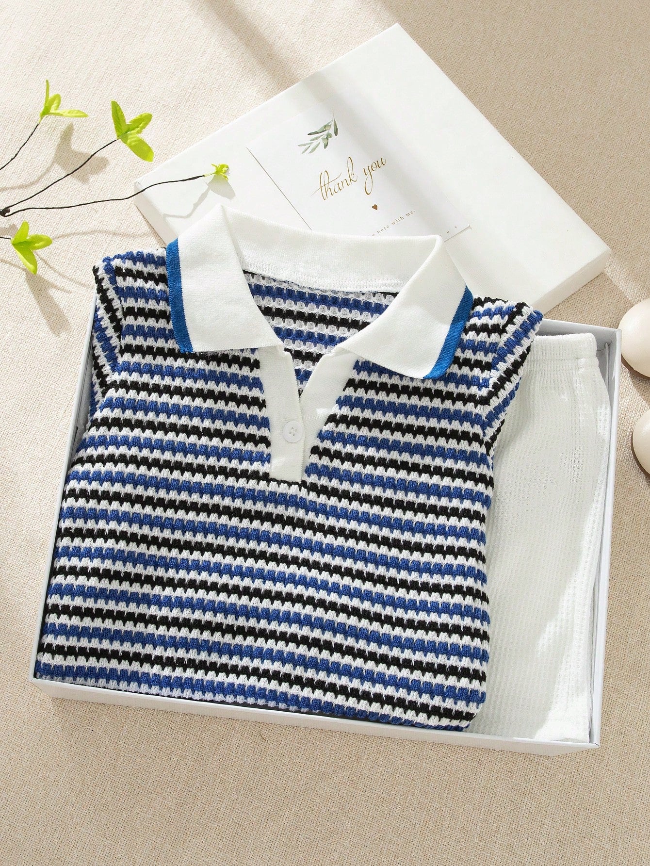 Ensemble pour petit garçon Souflis avec col en V et revers, rayures abricot, bleues et blanches