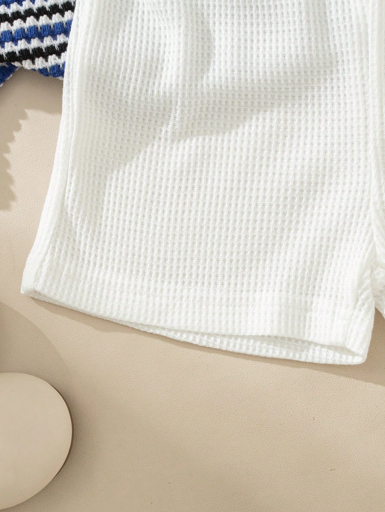 Ensemble pour petit garçon Souflis avec col en V et revers, rayures abricot, bleues et blanches