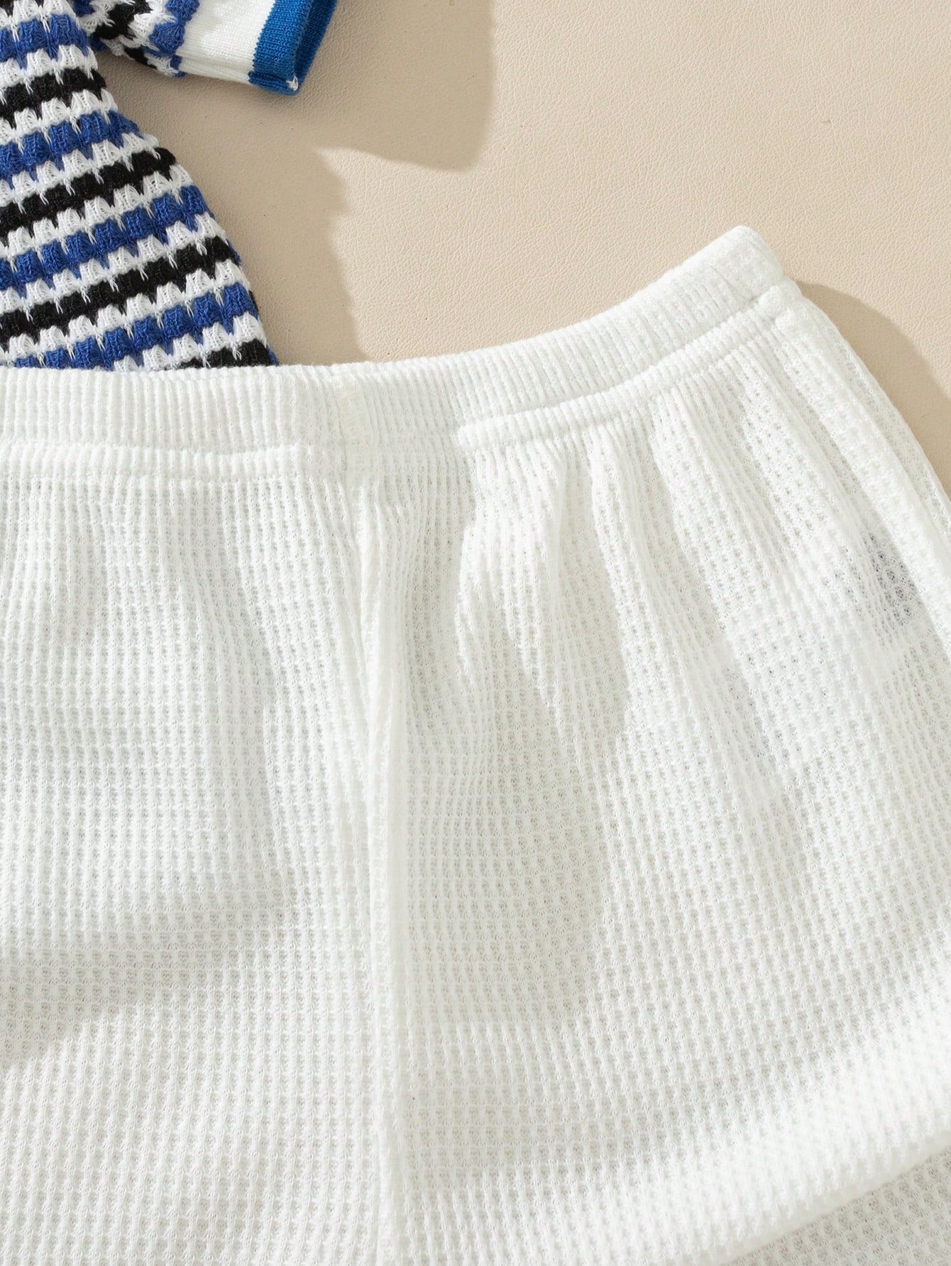 Ensemble pour petit garçon Souflis avec col en V et revers, rayures abricot, bleues et blanches