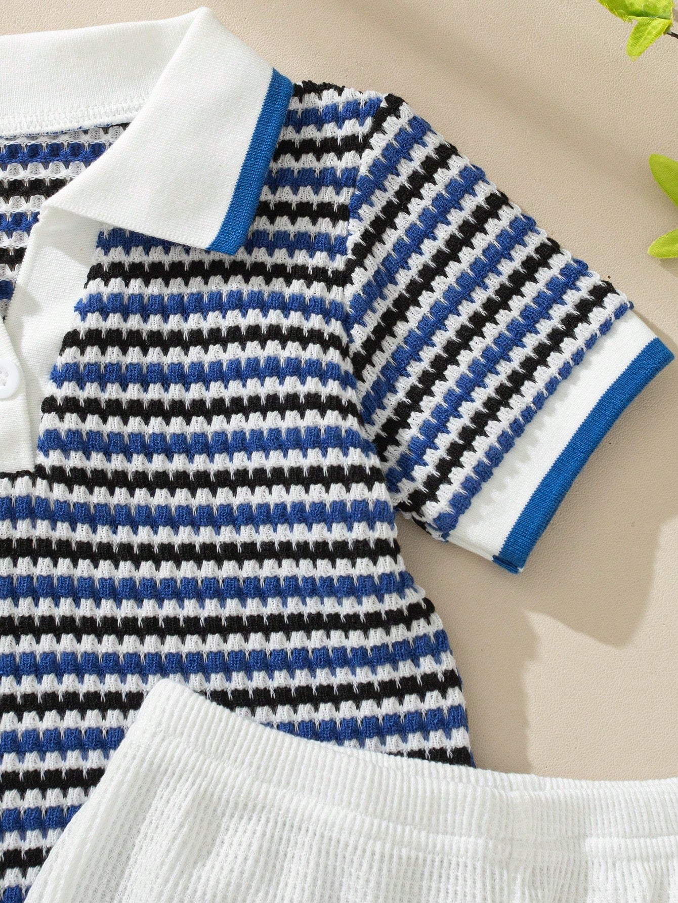 Ensemble pour petit garçon Souflis avec col en V et revers, rayures abricot, bleues et blanches