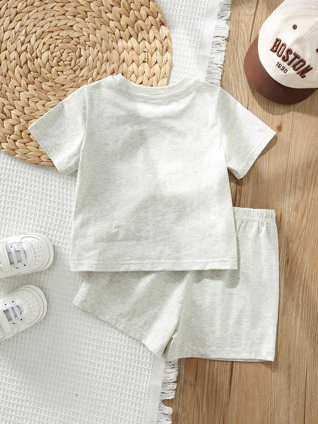 Ensemble 2 pièces unisexe T-shirt et short gris à motif lettres Bambinoo x Cozy Pixies pour bébé