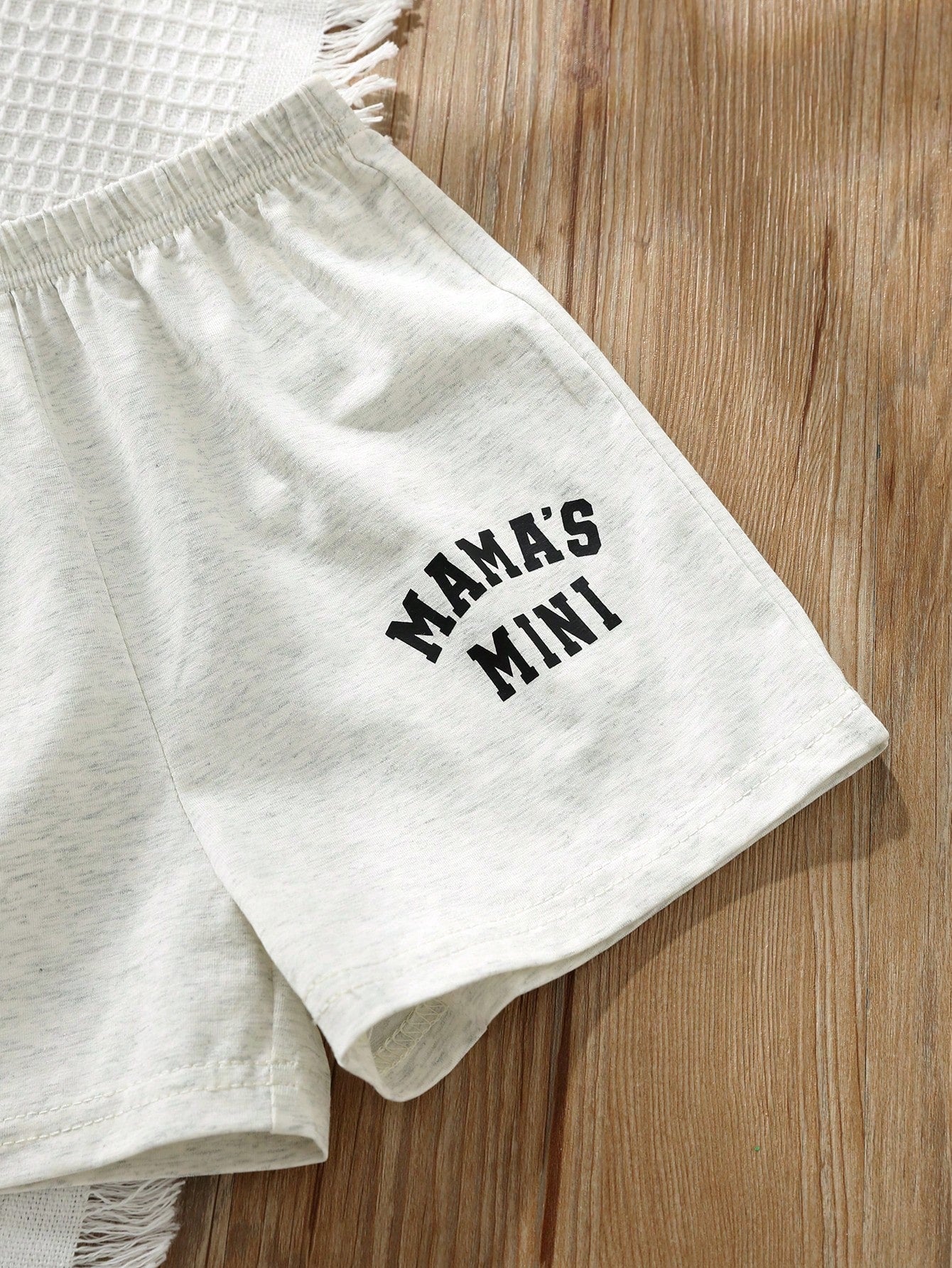 Ensemble 2 pièces unisexe T-shirt et short gris à motif lettres Bambinoo x Cozy Pixies pour bébé