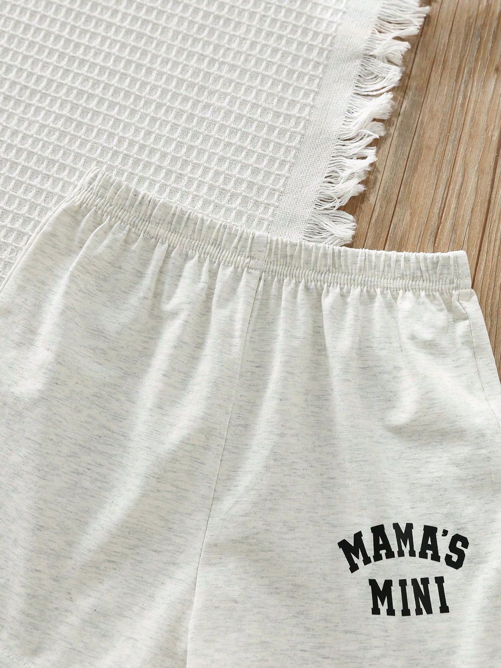 Ensemble 2 pièces unisexe T-shirt et short gris à motif lettres Bambinoo x Cozy Pixies pour bébé