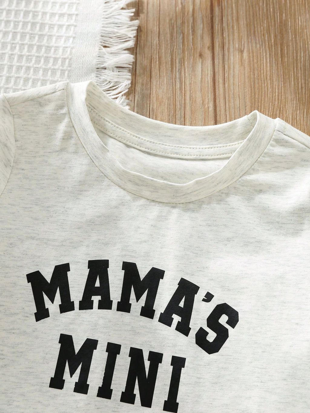 Ensemble 2 pièces unisexe T-shirt et short gris à motif lettres Bambinoo x Cozy Pixies pour bébé
