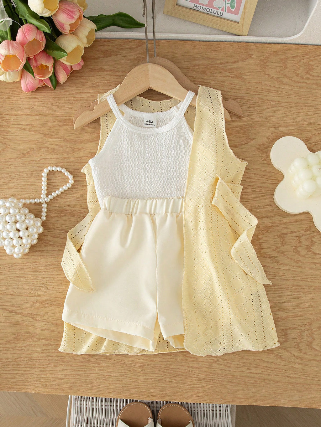 Ensemble 3 pièces pour bébé fille Souflis comprenant un caraco, un gilet ceinturé et un short en tricot jaune