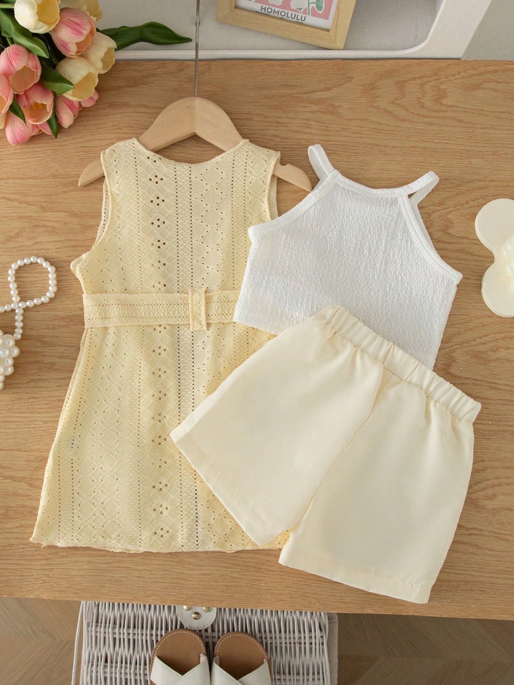 Ensemble 3 pièces pour bébé fille Souflis comprenant un caraco, un gilet ceinturé et un short en tricot jaune