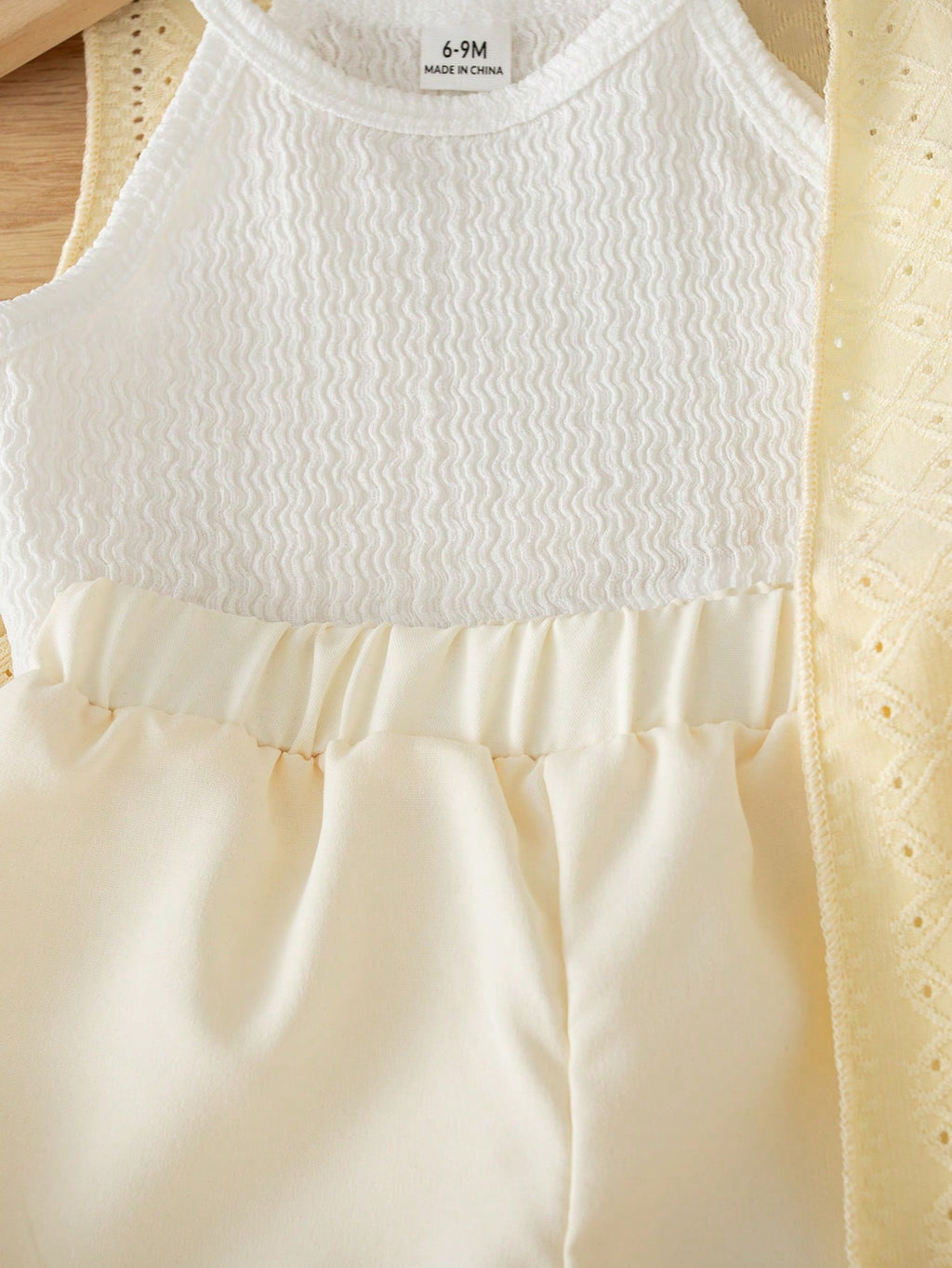 Ensemble 3 pièces pour bébé fille Souflis comprenant un caraco, un gilet ceinturé et un short en tricot jaune