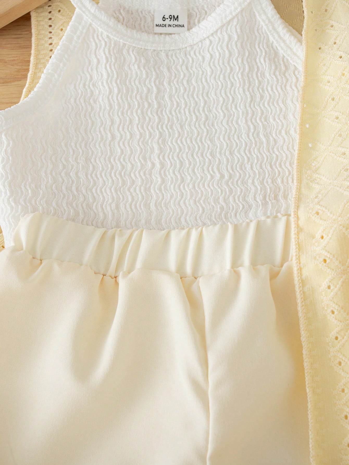 Ensemble 3 pièces pour bébé fille Souflis comprenant un caraco, un gilet ceinturé et un short en tricot jaune