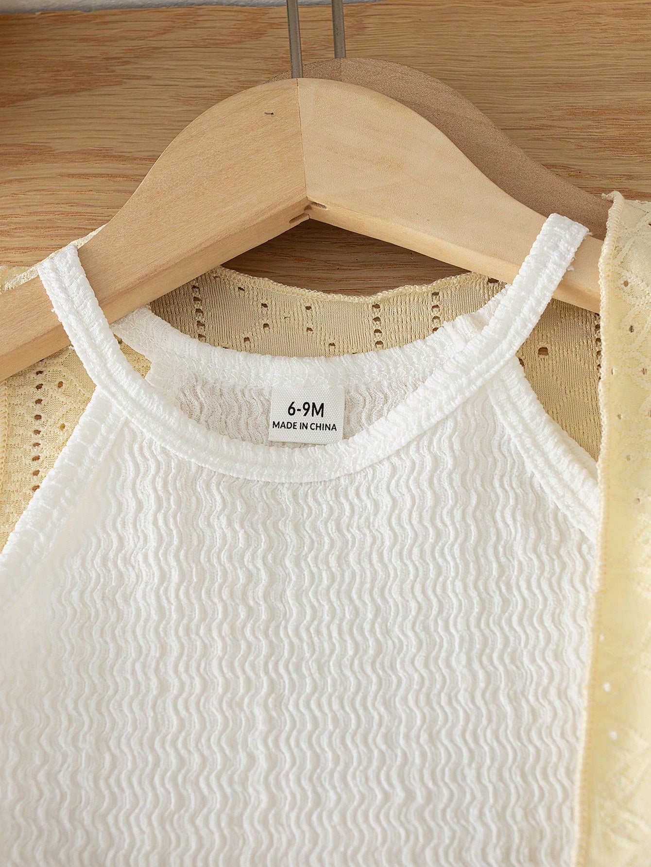Ensemble 3 pièces pour bébé fille Souflis comprenant un caraco, un gilet ceinturé et un short en tricot jaune
