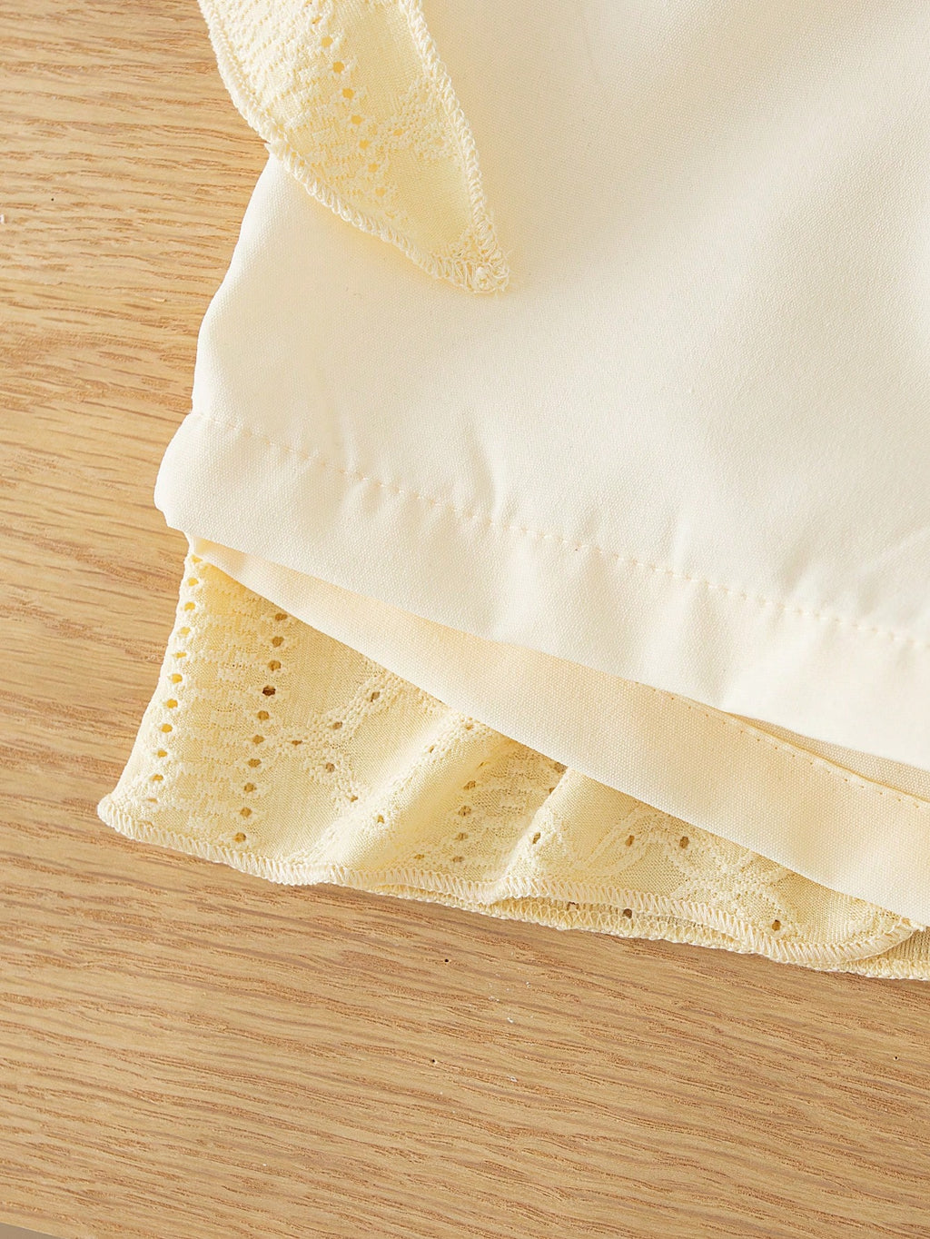 Ensemble 3 pièces pour bébé fille Souflis comprenant un caraco, un gilet ceinturé et un short en tricot jaune