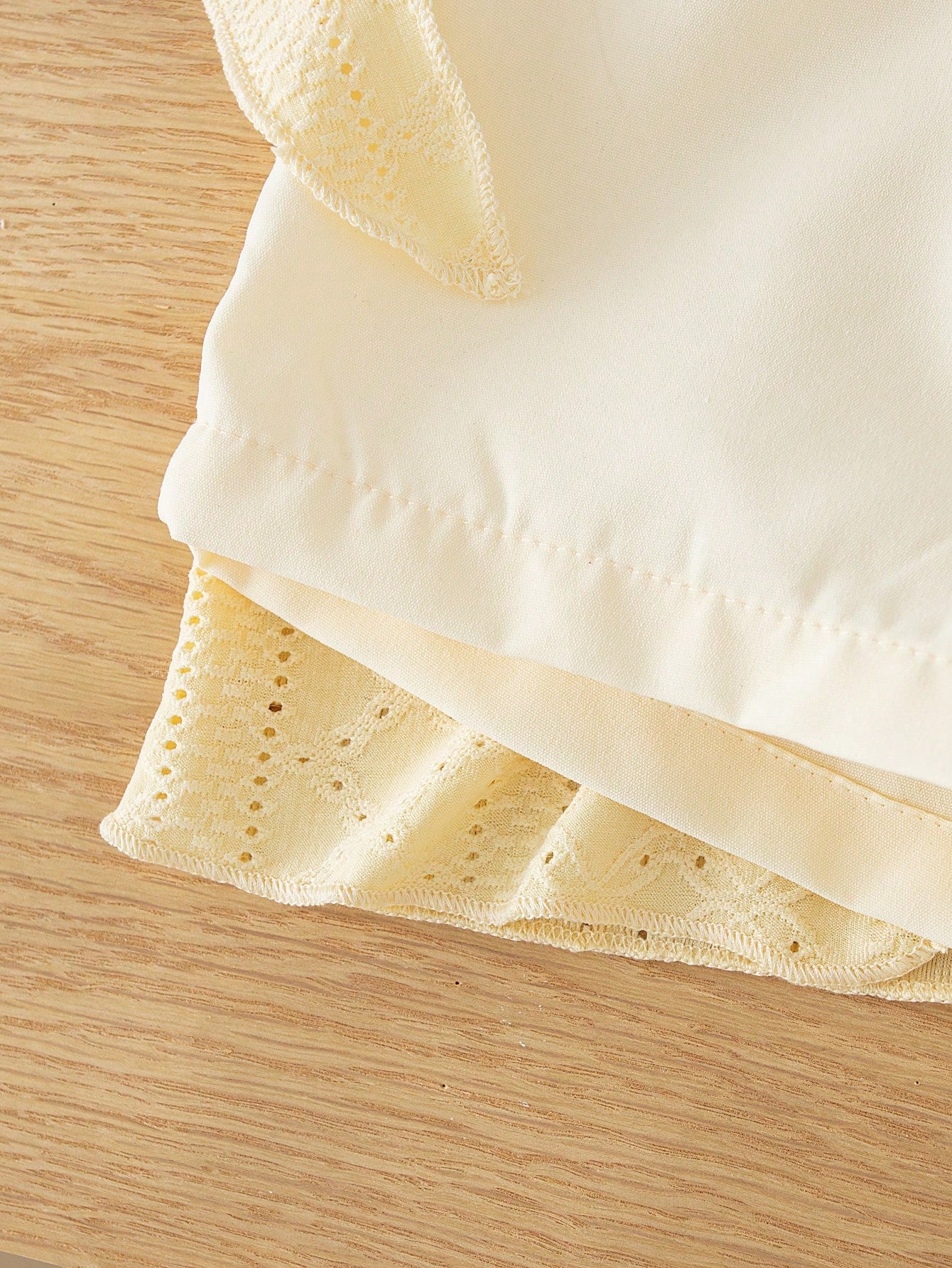 Ensemble 3 pièces pour bébé fille Souflis comprenant un caraco, un gilet ceinturé et un short en tricot jaune